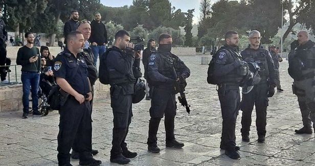 Israeli police forces raid Al-Aqsa Mosque