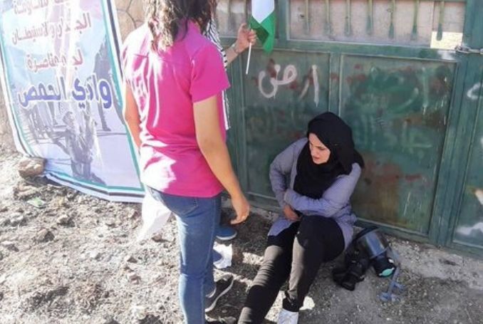 Israeli Soldiers Injure Palestinian Journalist during Protests near Bethlehem