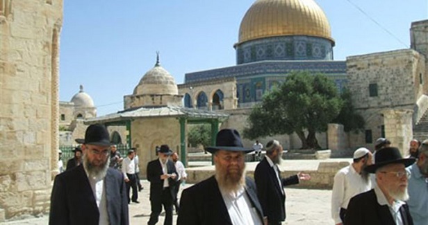 Dozens of Jewish settlers perform Talmudic rituals at Al-Aqsa