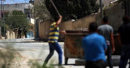 IOF clashes with local youths in Qalqilya city