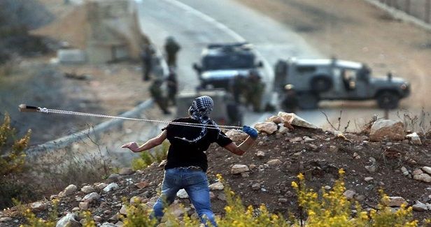Palestinian youths stone settlers� cars east of Qalqilya