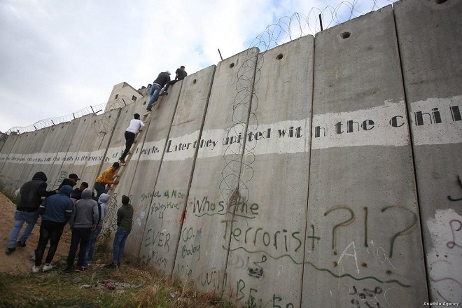 Israel builds new barricade around Gaza Strip