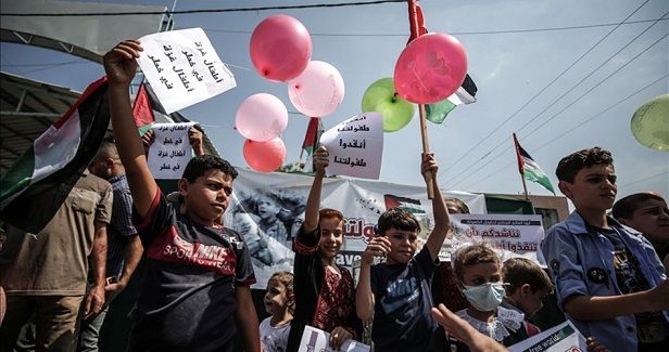 Gaza: Hundreds of kids rally in protest at Israeli siege