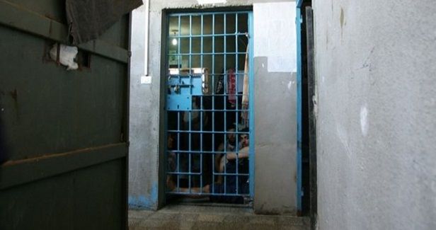 Israeli prison guards assault Palestinians at Raymond jail