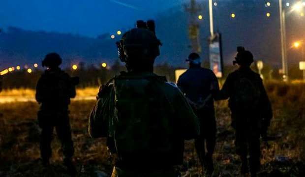 IOF kidnaps several Palestinians in W. Bank raids