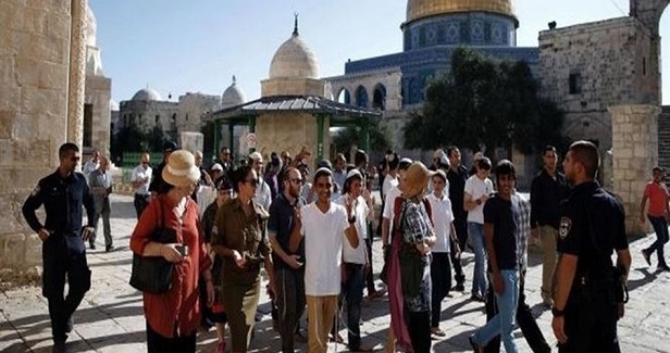 Jewish settlers storm al-Aqsa under police protection