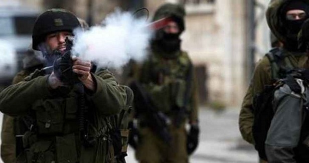 IOF teargases Palestinian citizens in northern al-Khalil