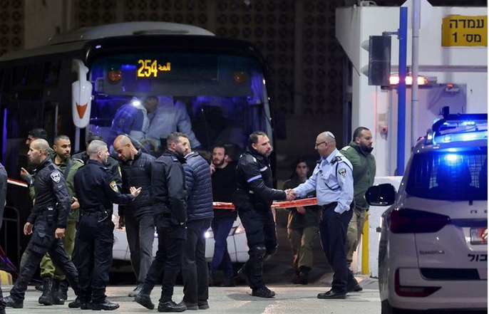 Israeli police kidnap Jerusalemites after stabbing incident