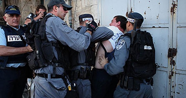 Israeli police assault and arrest two Palestinians in Silwan