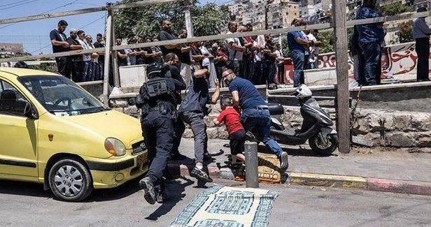 Israeli police attack Palestinian worshippers in Silwan