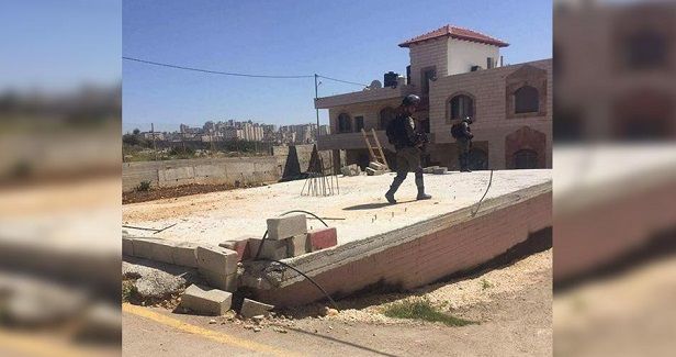 IOF delivers stop-construction notices to 20 homes in Nablus