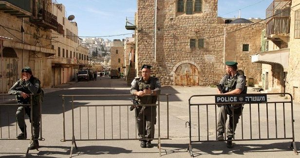 Netanyahu desecrates Ibrahimi Mosque