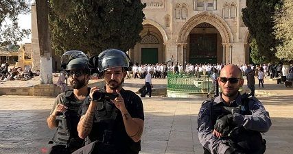 Scores of settlers defile Aqsa Mosque