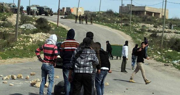 Palestinian youths clash with Israeli forces at W. Bank checkpoint
