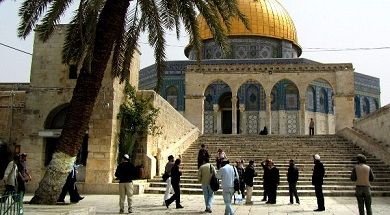 140 settlers break into Al-Aqsa mosque