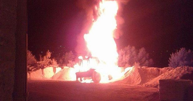 Settlers burn two vehicles, spray paint racist slogans in Ramallah