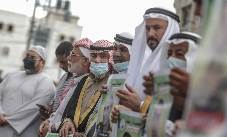 Hundreds of Palestinian prisoners start hunger strikes