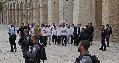 Scores of settlers defile Aqsa Mosque