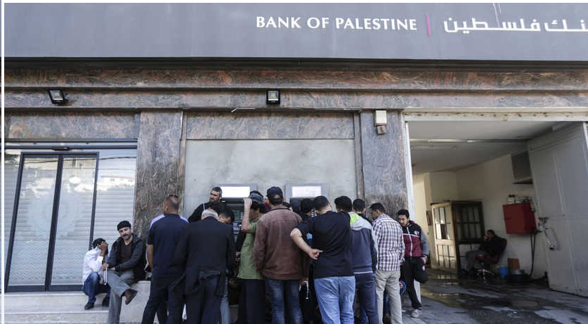 Palestinian officials encourage competition among banks