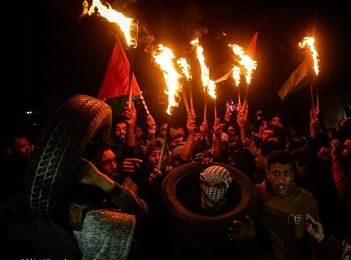 Israeli forces open heavy fire at protesters in Gaza