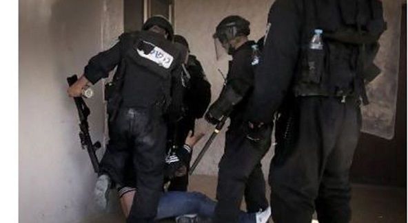 Two Palestinians injured in Israeli police assaults in Issawiya