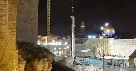 Huge crane installed by Israeli occupation at Jerusalems Aqsa Mosque