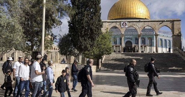 Jewish settlers force their way into al-Aqsa