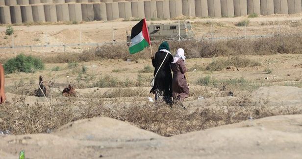 Israeli forces shoot two Palestinians on Gaza border