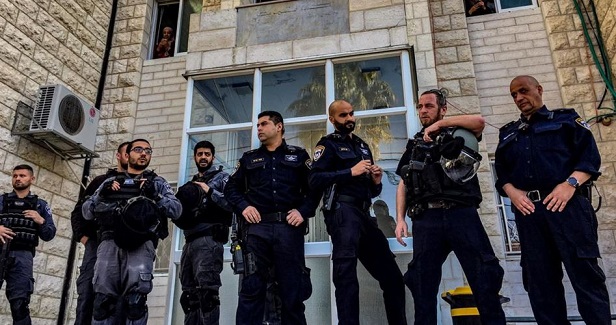 Israeli police raid hospital, assault two Palestinians in Jlem