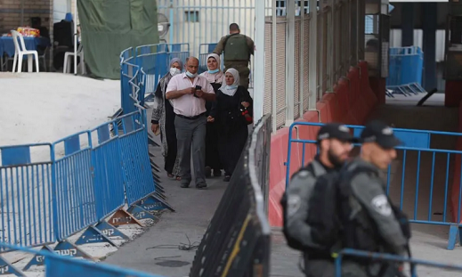 Israel grants 15,000 work permits to Palestinians