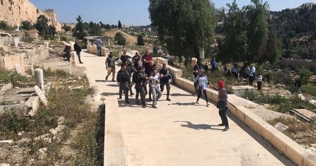 Israeli police subdue Palestinian protest in Bab al-Rahmeh cemetery