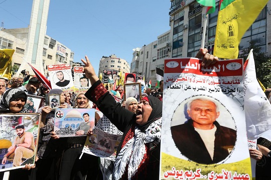 Freed Palestinian prisoners intensify protest to get salaries back