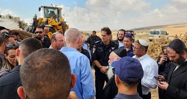 Israeli bulldozers demolish Palestinian houses in Negev