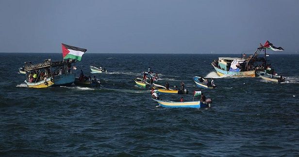 Israeli navy opens fire at anti-siege boats off Gaza shore