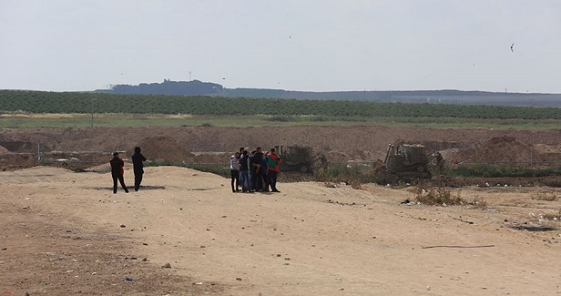 Israeli bulldozers penetrate into Gaza Strip