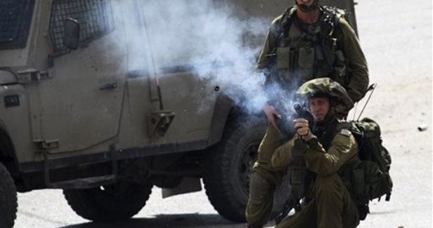 IOF teargases Palestinian citizens in Silwad town