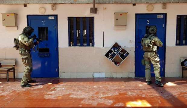 Israeli forces raid cells, transfer prisoners in Ashkelon and Gilboa