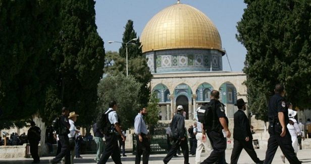 Scores of settlers defile Aqsa Mosque
