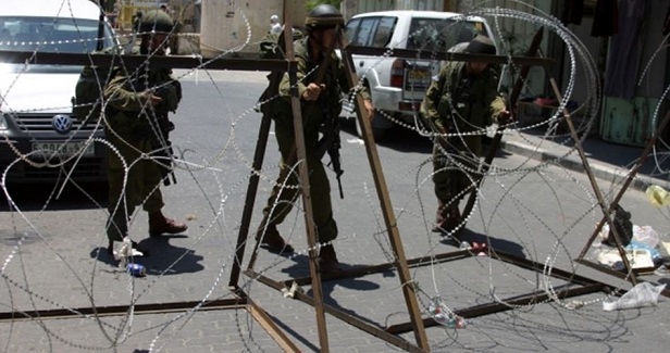 IOF erects military checkpoint in Nablus town