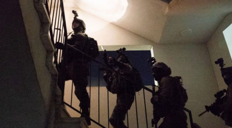 IOF raids W. Bank areas, kidnaps Palestinian citizens