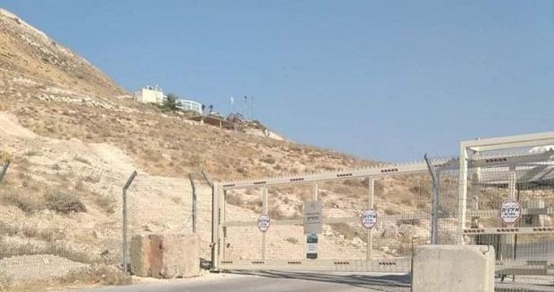 Israeli army sets up entrance gate in eastern Bethlehem