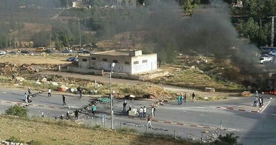 Youths close roads to Ramallah in solidarity with hunger strikers