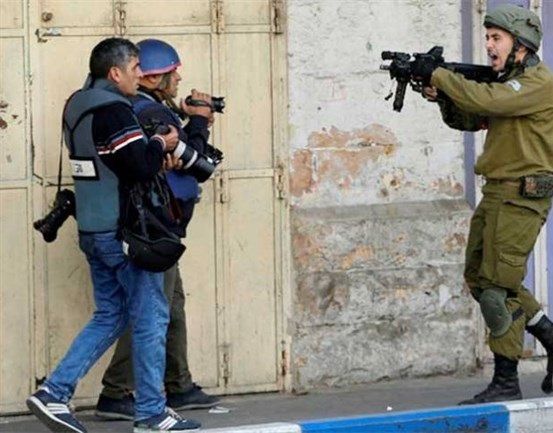Palestinian journalists condemn Israeli bill criminalizing photography of soldiers