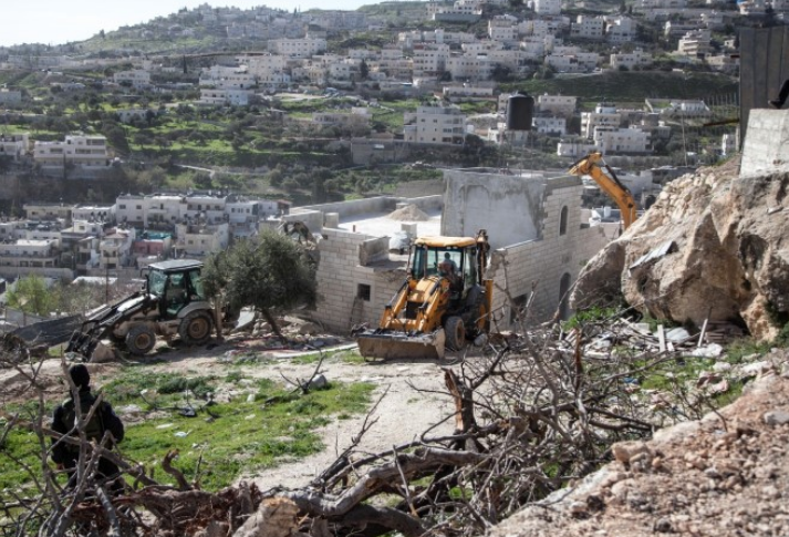 Dozens of Palestinians injured in IOF raid north of al-Khalil