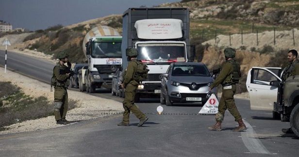 IOF kidnaps two Palestinians at W. Bank checkpoint