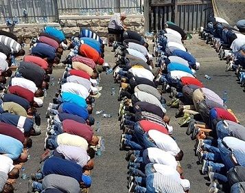 Thousands of Palestinians perform Friday prayers on Jerusalem streets
