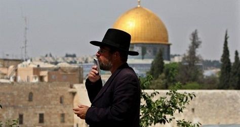 Israeli settlers grab hold of Palestinian home near Aqsa Mosque