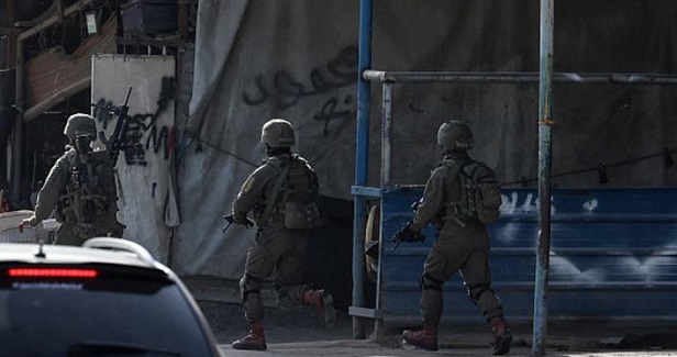 Palestinian injured, another kidnaped by IOF in Jenin camp