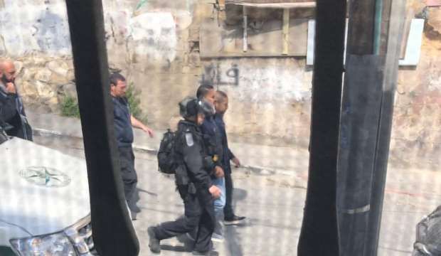 Israeli police kidnap Jerusalemite and his son from Silwan home