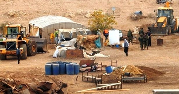 IOF razes tents, structures in Ras al-Ahmar